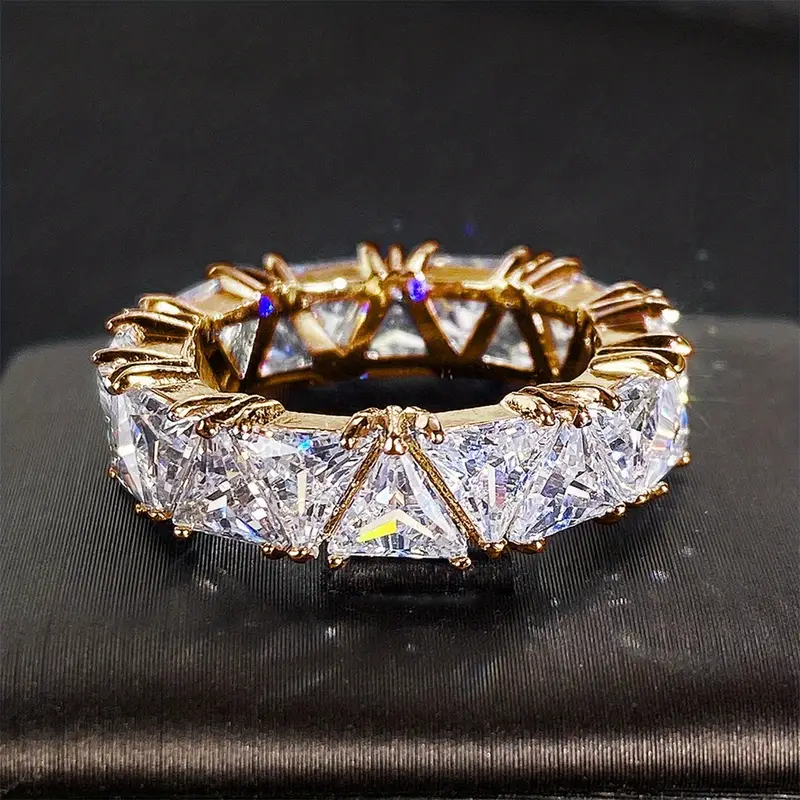 Heller Goldring mit Kristallen