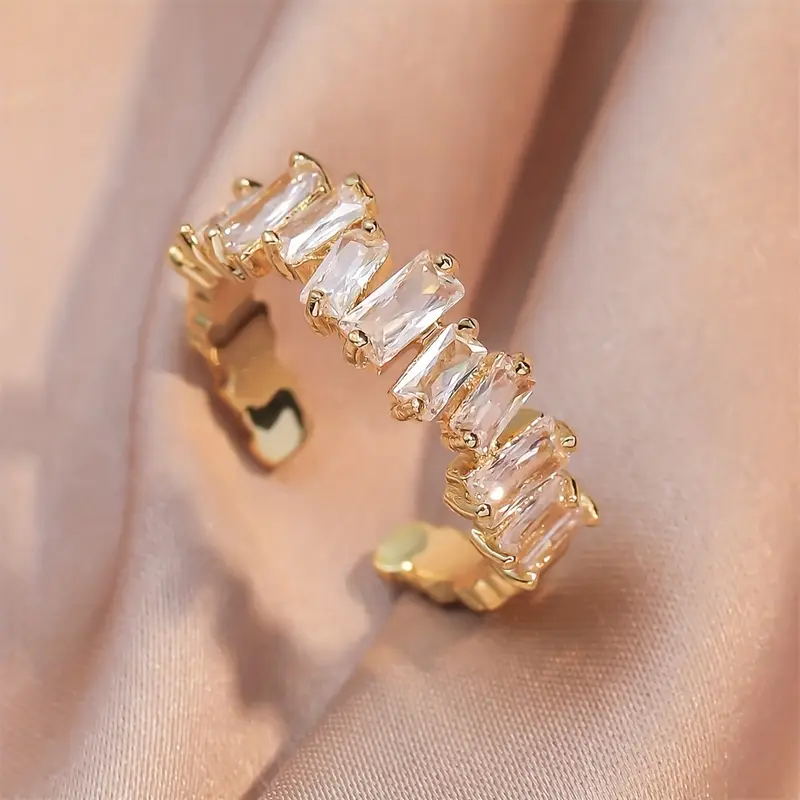 Goldring mit weißem Glaskristall