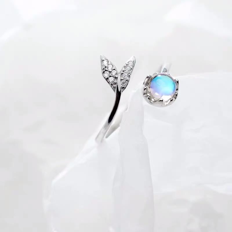 Verstellbarer Ring mit Delfinschwanz in Silber und blauen Zirkonia