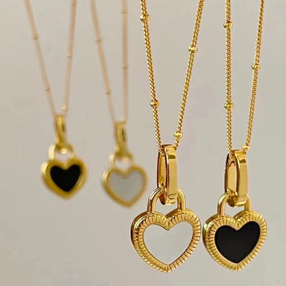 Schwarz-weiße Herzanhänger-Halskette in Gold