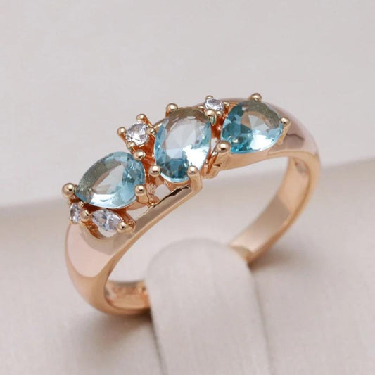Goldring mit blauen Zirkoniasteinen