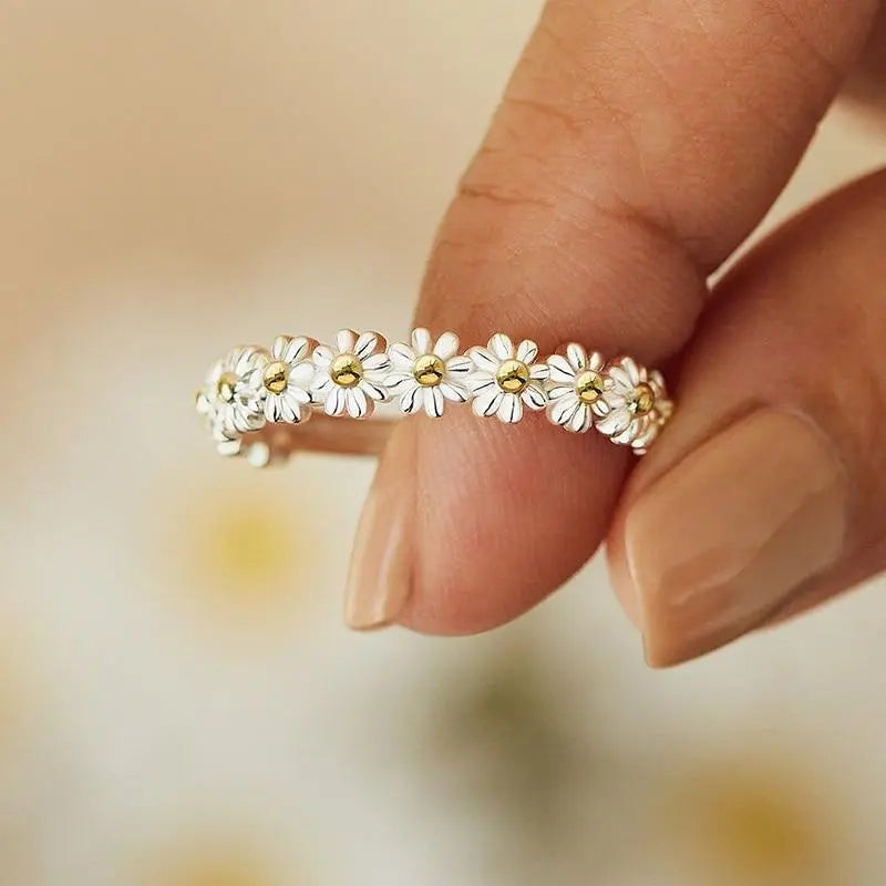 Verstellbarer Silberring mit handbemaltem Emaille-Gänseblümchen