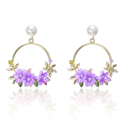 Blumen- und Perlenohrringe in Gold