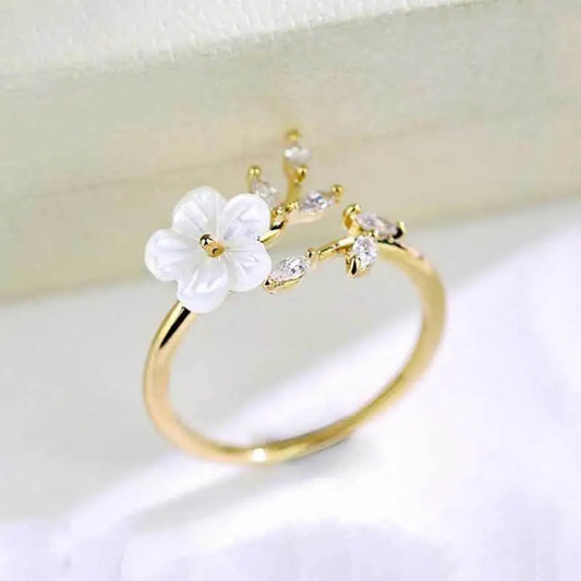 Goldring mit Zirkonia und weißer Blume