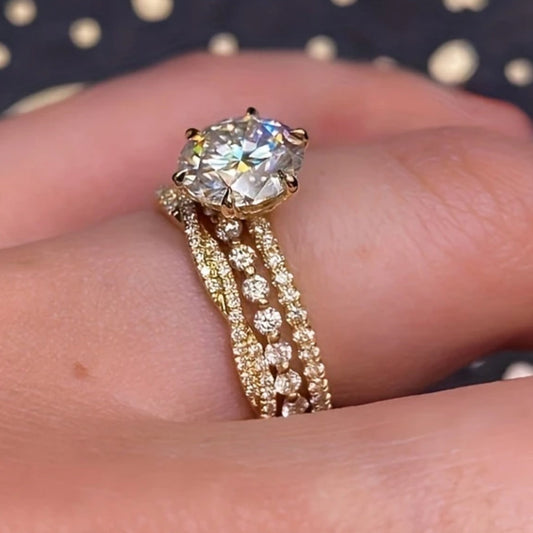 Eleganter geschichteter Goldring mit Zirkonia