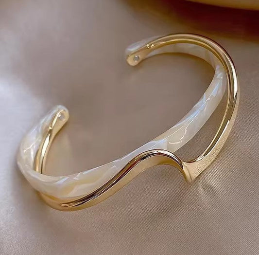 Weiße Muschelschalen-Armbänder