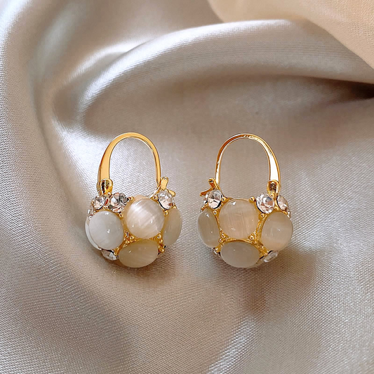 Perlenohrringe mit goldenen Kristallen