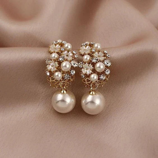 Elegante Ohrringe mit Blumenmuster und Perlen
