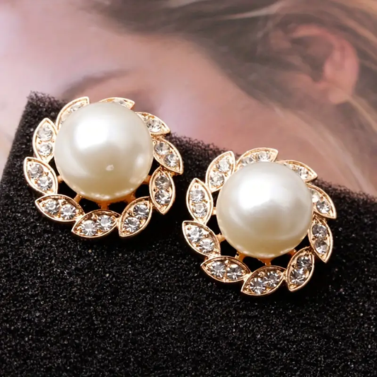 Elegante Perlenohrringe mit glänzenden Blättern