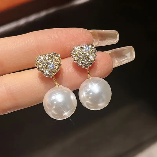 Glitzernde Silberohrringe mit Perlen