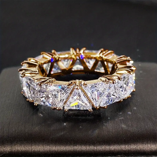 Heller Goldring mit Kristallen
