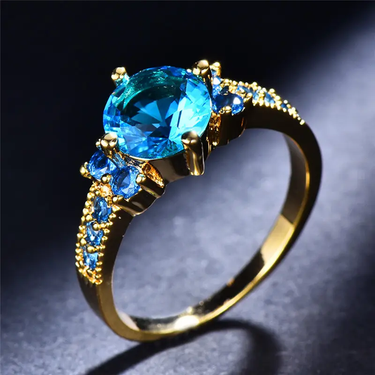 Goldering mit himmelblauem Zirkonia