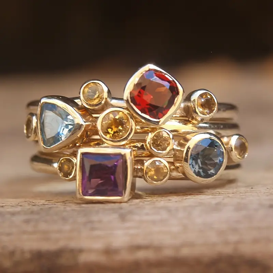 Farbenfroher Geschichteter Goldring