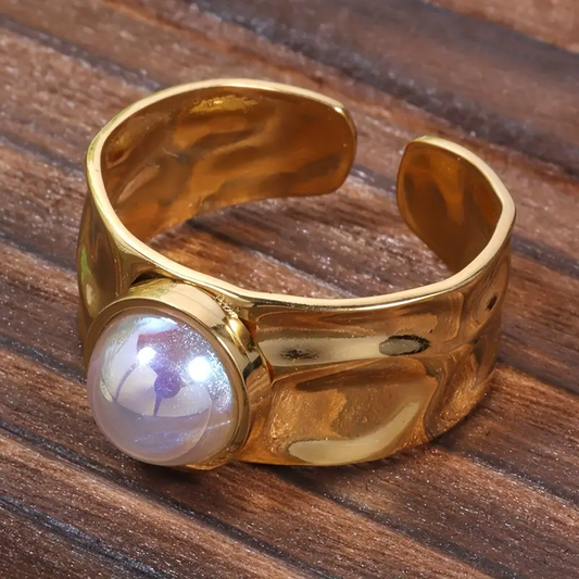 Goldring mit schöner weißer Perle