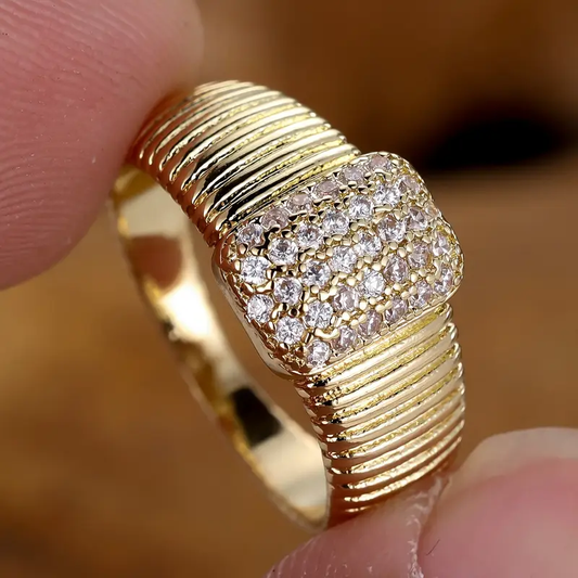 Edler Goldring mit vielen kleinen Zirkoniasteinen