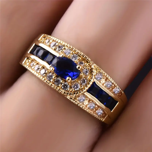Goldring mit funkelndem blauen Stein