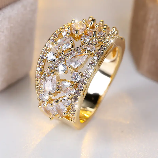 Hohler Goldring mit weißen Kristallen
