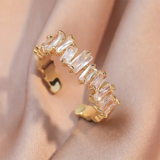 Goldring mit weißem Glaskristall