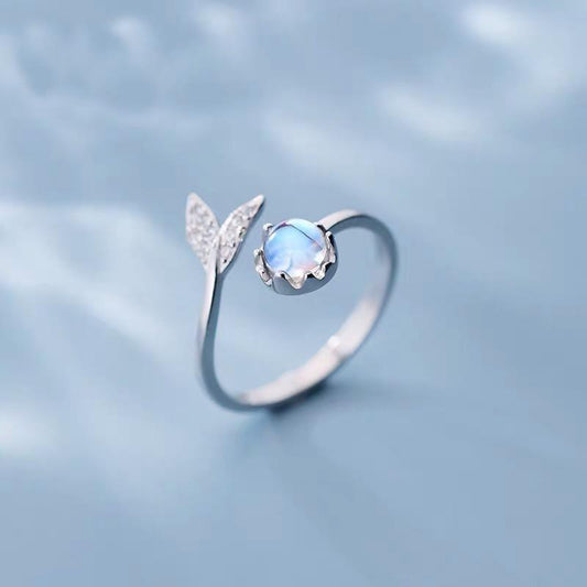 Verstellbarer Ring mit Delfinschwanz in Silber und blauen Zirkonia