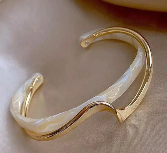 Weißer Opal elegantes goldenes Armband